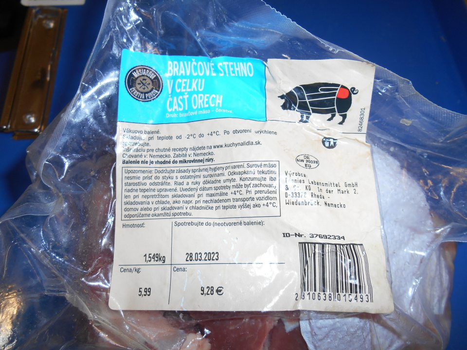 „Bravčové stehno v celku časť orech“ bravčové mäso – čerstvé, vákuovo balené - ponúkaný na predaj s poškodeným vákuovým balením.  Vo vnútri spotrebiteľského balenia sa vyskytuje množstvo uvoľnenej zakalenej tekutiny, ktorá vyteká z balenia.                      