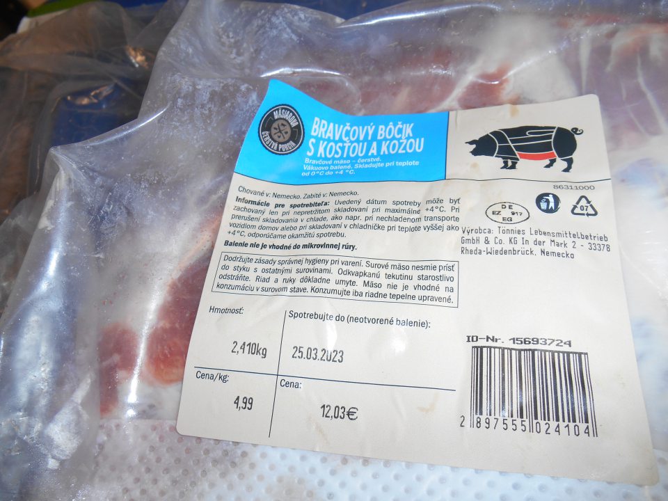 „Bravčový bôčik s kosťou a kožou“, bravčové mäso – čerstvé, vákuovo balené - ponúkaný na predaj s poškodeným vákuovým balením.  Vo vnútri spotrebiteľského balenia sa vyskytuje množstvo uvoľnenej zakalenej tekutiny, ktorá vyteká z balenia.                                            