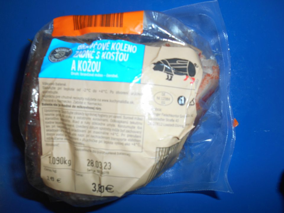 „Bravčové koleno zadné s kosťou a kožou“, bravčové mäso – čerstvé, vákuovo balené - ponúkaný na predaj s poškodeným vákuovým balením. Vo vnútri spotrebiteľského balenia sa vyskytuje množstvo uvoľnenej zakalenej tekutiny, ktorá vyteká z balenia.                                                                                                                                                                          