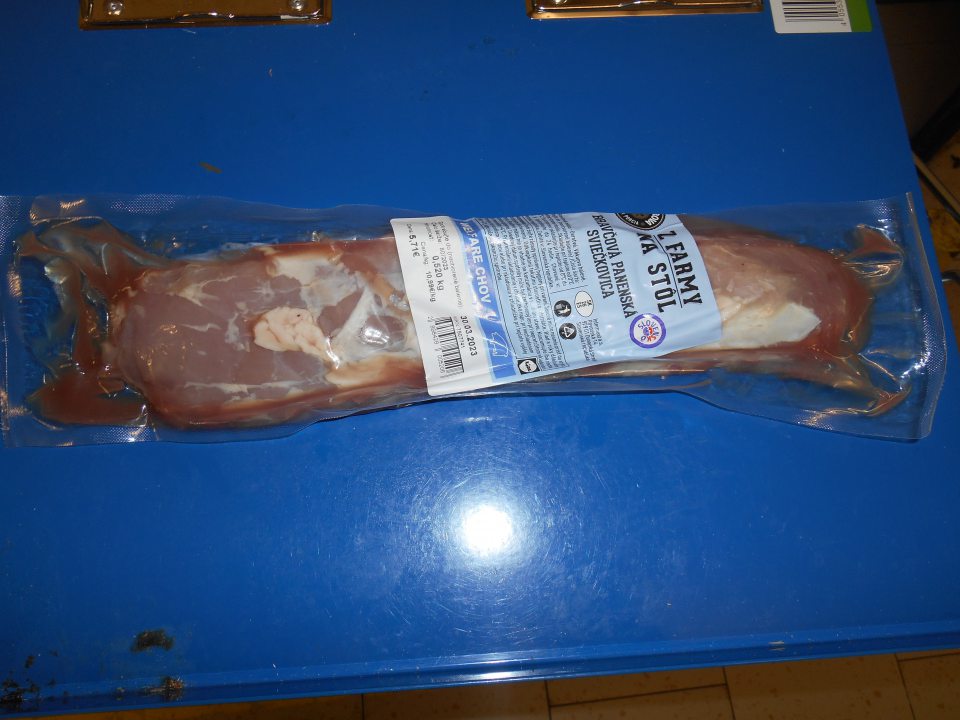 „Bravčová panenská sviečkovica“ bravčové mäso – čerstvé, vákuovo balené - ponúkaný na predaj s poškodeným vákuovým balením. Vo vnútri spotrebiteľského balenia sa vyskytuje množstvo uvoľnenej zakalenej tekutiny, ktorá vyteká z balenia.                                                                                                                                                                                                       