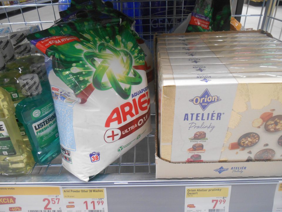 Spoločný predaj nezlučiteľných druhov výrobkov – ústne vody, prášok na pranie, dezerty a sušené figy vedľa seba v tesnej blízkosti.