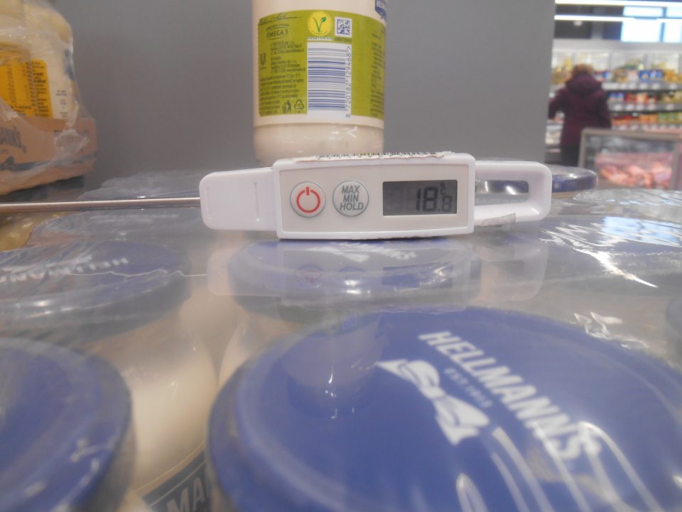 Nedodržanie teplotných režimov pri vystavovaní majonézových výrobkov na predajnej ploche - majonézové výrobky uchovávané v čase o 10.59 h pri teplote +18,8 (±0,1)°C.