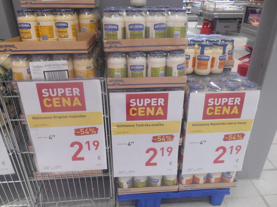 Stojany neoznačené údajmi o dátume vystavenia a dátume do ktorého môžu byť majonézové výrobky vystavené pri teplote do + 25°C.