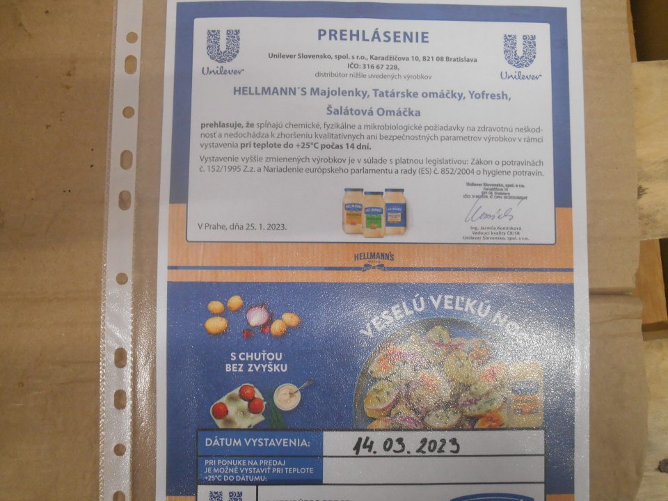 V čase kontroly, dňa 31.03.2023, predložené prehlásenie distribútora, na ktorom je uvedený len dátum vystavenia majonézových výrobkov- 14.03.2023, pričom pri ponuke na predaj je možné uchovať tieto výrobky pri teplote do +25 °C najdlhšie 14 dní.