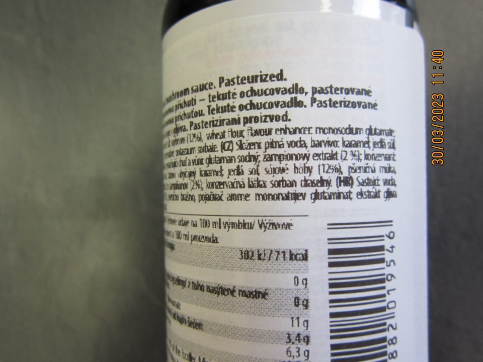 Nedostatok zistený v označovaní výrobku – VIFON SOY AND MUSCHROOM SAUCE – Sójová omáčka so šampiňónovou príchuťou 150 ml - na etikete výrobku v zozname zložiek nie sú oproti zvyšnej časti zoznamu zdôraznené zložky obsahujúce alergény: sójové bôby a pšeničná múka (glutén).