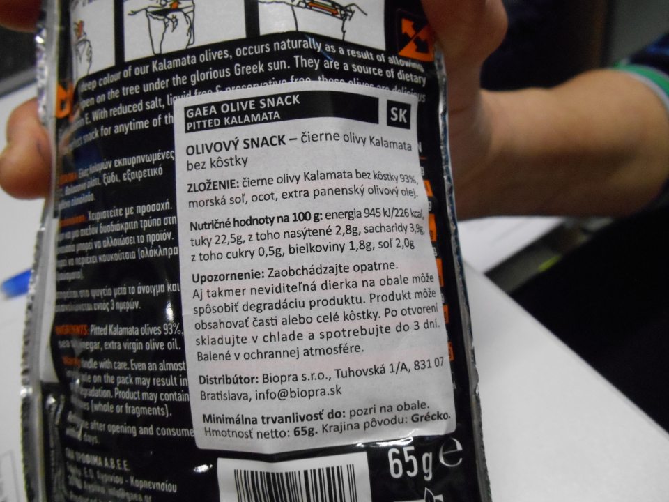 Olivový snack - čierne olivy Kalamata bez kôstky 65g – nesprávny spôsob uvedenia DMT na etikete; správne  má byť  „Minimálna trvanlivosť do konca...“, keďže prevádzkovateľ udáva len mesiac a rok: „09/2023“.