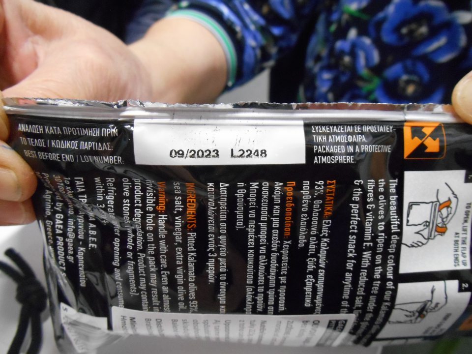 Olivový snack - čierne olivy Kalamata bez kôstky 65g – nesprávny spôsob uvedenia DMT na etikete; správne  má byť  „Minimálna trvanlivosť do konca...“, keďže prevádzkovateľ udáva len mesiac a rok: „09/2023“.