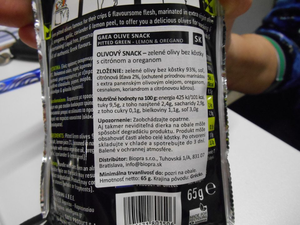 Olivový snack - zelené olivy bez kôstky s citrónom a oreganom 65g – nesprávny spôsob uvedenia DMT na etikete; správne  má byť  „Minimálna trvanlivosť do konca...“, keďže prevádzkovateľ udáva len mesiac a rok: „08/2023“.