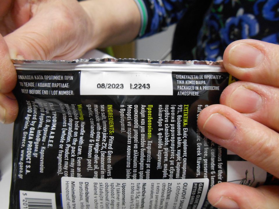 Olivový snack - zelené olivy bez kôstky s citrónom a oreganom 65g – nesprávny spôsob uvedenia DMT na etikete; správne  má byť  „Minimálna trvanlivosť do konca...“, keďže prevádzkovateľ udáva len mesiac a rok: „08/2023“.