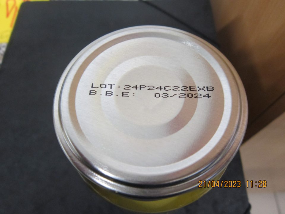 ZELENÉ OLIVY PLNENÉ ČERVENOU PAPRIKOVOU PASTOU V SLANOM NÁLEVE, 360g - nesprávny spôsob uvedenia dátumu minimálnej trvanlivosti. Na etikete je uvedené: „Minimálna trvanlivosť: uvedená na obale“, na viečku je uvedený údaj „03/2024“. Správne má byť: „Minimálna trvanlivosť do konca ...“