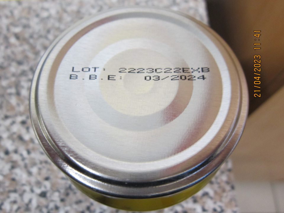 ZELENÉ OLIVY BEZ KÔSTKY V SLANOM NÁLEVE, 360g - nesprávny spôsob uvedenia dátumu minimálnej trvanlivosti. Na etikete je uvedené: „Minimálna trvanlivosť: uvedená na obale“, na viečku je uvedený údaj „03/2024“. Správne má byť: „Minimálna trvanlivosť do konca ...“