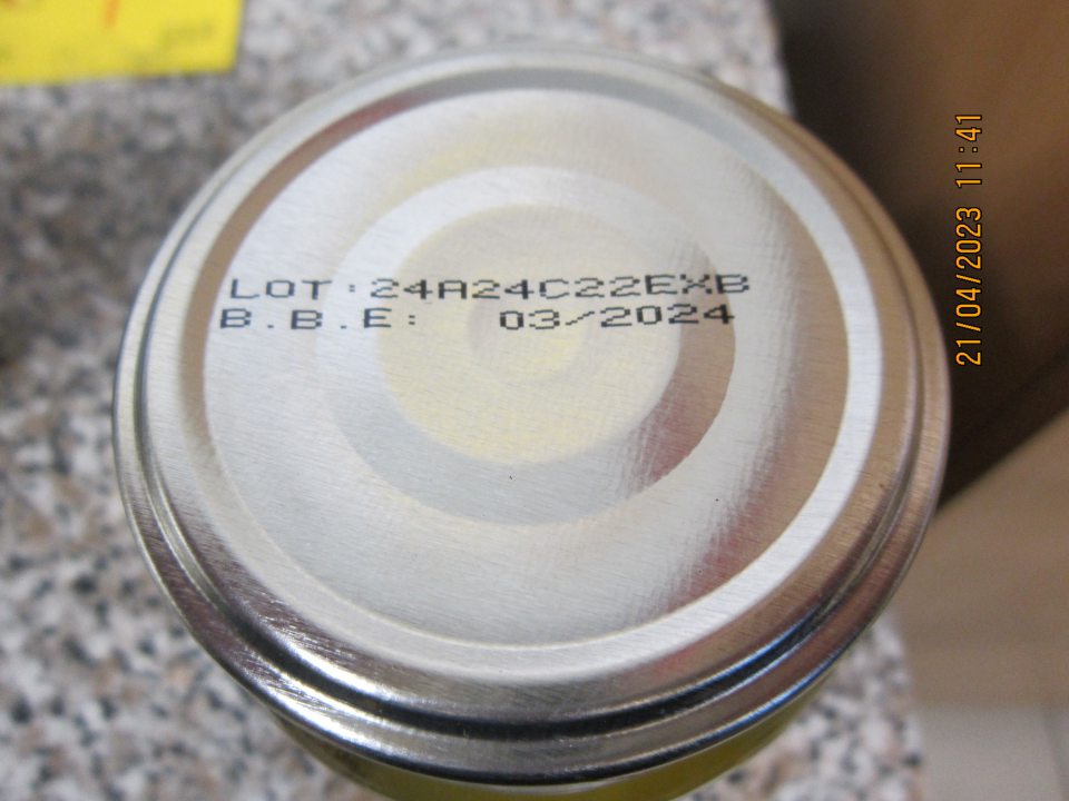 ZELENÉ OLIVY PLNENÉ MANDĽOU V SLANOM NÁLEVE, 360g - nesprávny spôsob uvedenia dátumu minimálnej trvanlivosti. Na etikete je uvedené: „Minimálna trvanlivosť: uvedená na obale“, na viečku je uvedený údaj „03/2024“. Správne má byť: „Minimálna trvanlivosť do konca ...“