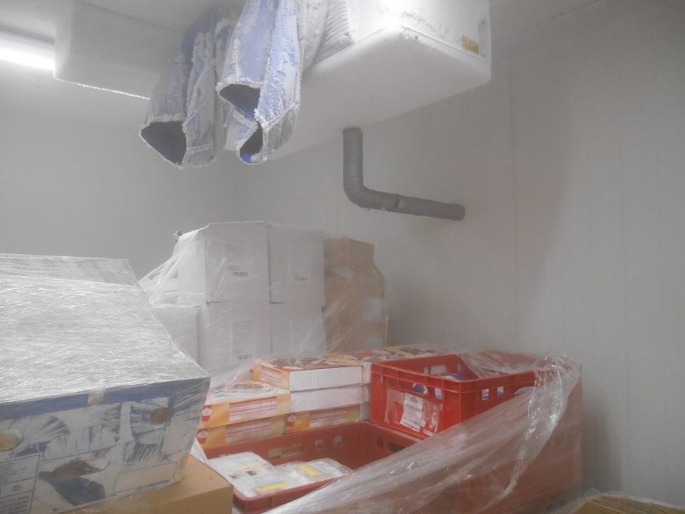 V mraziacom boxe zistená nadmerná námraza na mraziacich jednotkách, pod ktorými sú uložené prepravky s mrazenými krémami a hlboko zmrazenou hydinou.