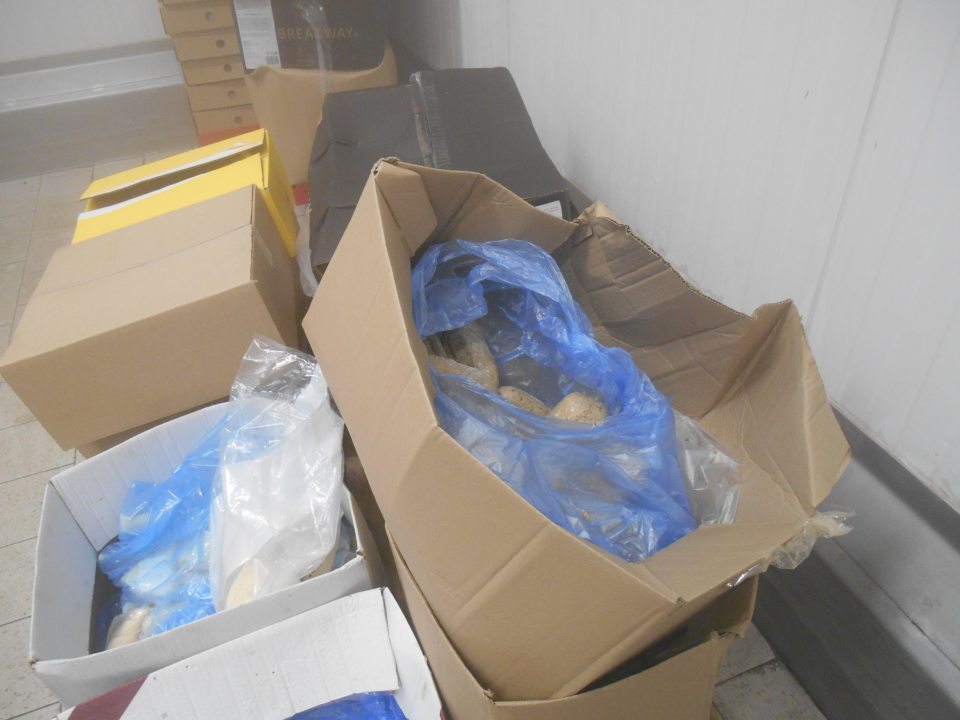 V mraziacom boxe zistená nadmerná námraza na mraziacich jednotkách, pod ktorými sú uložené otvorené krabice s pekárskymi výrobkami-dopek. 