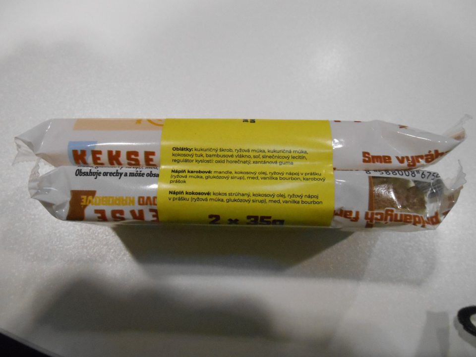 Na dolepke výhodného balenia 2x35g výrobku „KEKSE“, oblátky s náplňou , kokosové, mandľovo karobové, v zozname zložiek nie je oproti zvyšnej časti zoznamu zdôraznená zložka: „mandle“-alergén.