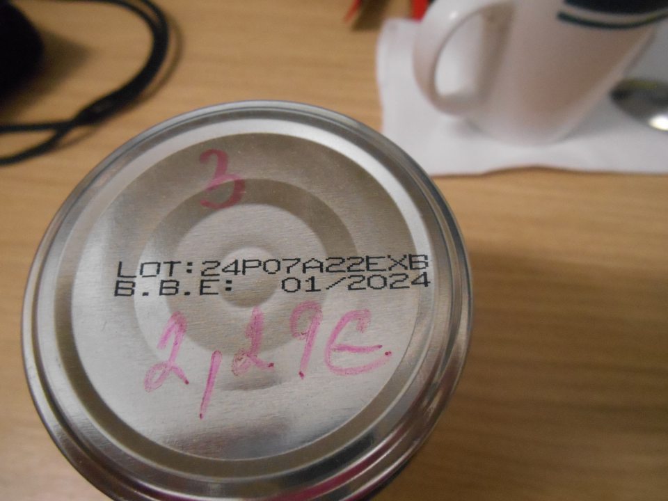 CBA ZELENÉ OLIVY PLNENÉ ČERVENOU PAPRIKOVOU PASTOU V SLANOM NÁLEVE, 360g - nesprávny spôsob uvedenia dátumu minimálnej trvanlivosti. Na etikete je uvedené: „Minimálna trvanlivosť: uvedená na obale“, na viečku je uvedený údaj „01/2024“. Správne má byť: „Minimálna trvanlivosť do konca ...“