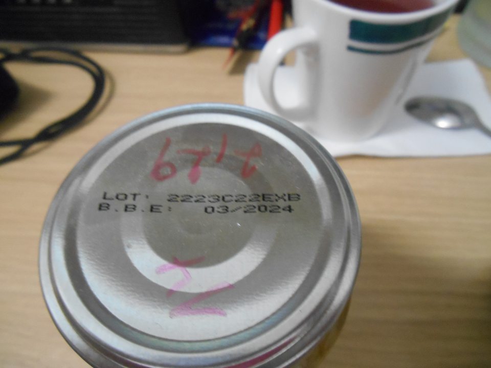 CBA ZELENÉ OLIVY BEZ KÔSTKY V SLANOM NÁLEVE, 360g - nesprávny spôsob uvedenia dátumu minimálnej trvanlivosti. Na etikete je uvedené: „Minimálna trvanlivosť: uvedená na obale“, na viečku je uvedený údaj „03/2024“. Správne má byť: „Minimálna trvanlivosť do konca ...“