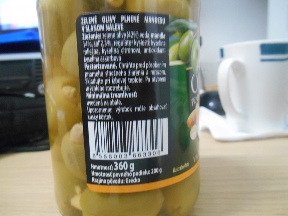 CBA ZELENÉ OLIVY PLNENÉ MANDĽOU V SLANOM NÁLEVE, 360g - nesprávny spôsob uvedenia dátumu minimálnej trvanlivosti. Na etikete je uvedené: „Minimálna trvanlivosť: uvedená na obale“, na viečku je uvedený údaj „01/2024“. Správne má byť: „Minimálna trvanlivosť do konca ...“