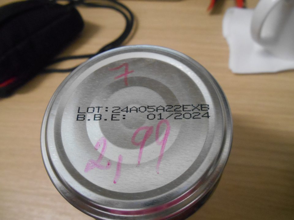 CBA ZELENÉ OLIVY PLNENÉ MANDĽOU V SLANOM NÁLEVE, 360g - nesprávny spôsob uvedenia dátumu minimálnej trvanlivosti. Na etikete je uvedené: „Minimálna trvanlivosť: uvedená na obale“, na viečku je uvedený údaj „01/2024“. Správne má byť: „Minimálna trvanlivosť do konca ...“