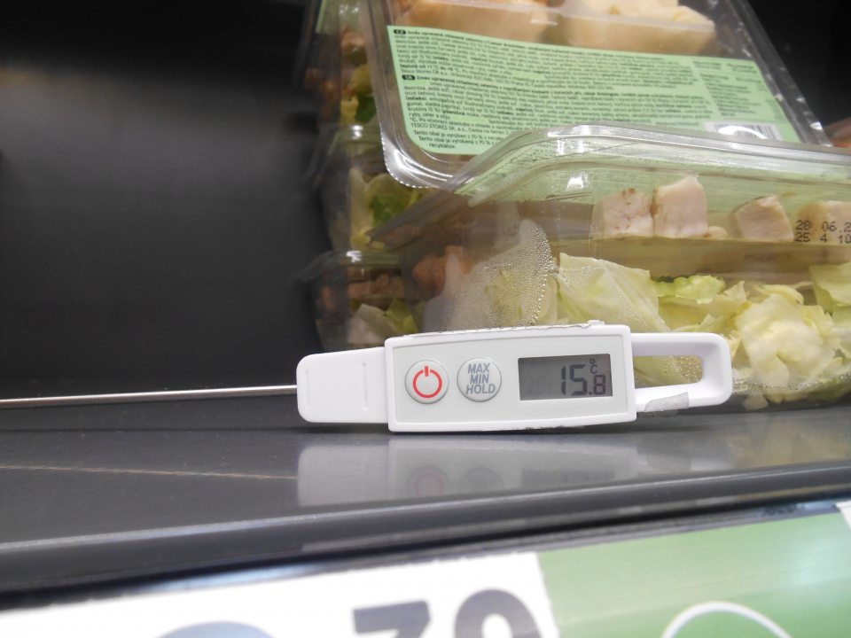 Plnené sendviče a hotové pokrmy uchovávané v chladiarenskej vitríne v čase 11,10 hod pri teplote +15,8 (±0,1)°C.