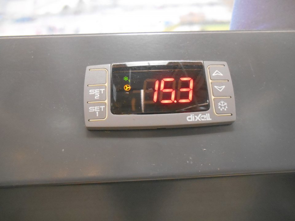 Na displeji chladiarenskej vitríny na uchovávanie plnených sendvičov a hotových pokrmov zobrazená teplota v čase 11,11 hod +15,3°C.