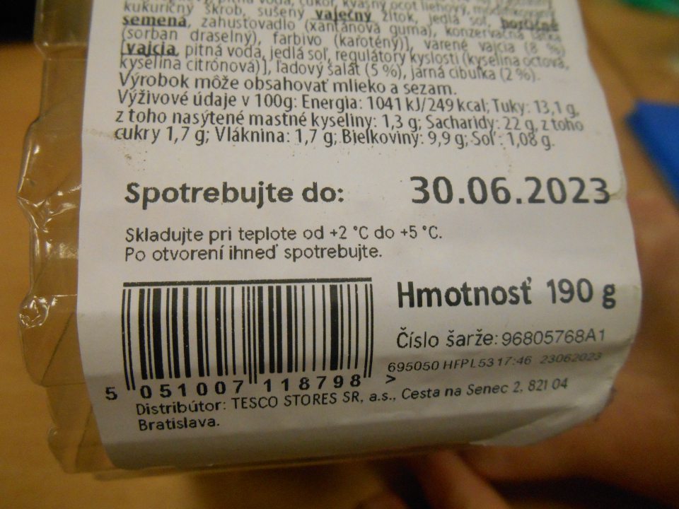 Na etikete výrobku ,,Tuniak a vajce – sendvič z pšeničného toastového chleba s tuniakom, varenými vajcami, majonézovou omáčkou a jarnou cibuľkou 190 g, balené v ochrannej atmosfére“, uvedené skladovacie podmienky ,,Skladujte pri teplote od +2°C do +5°C“.