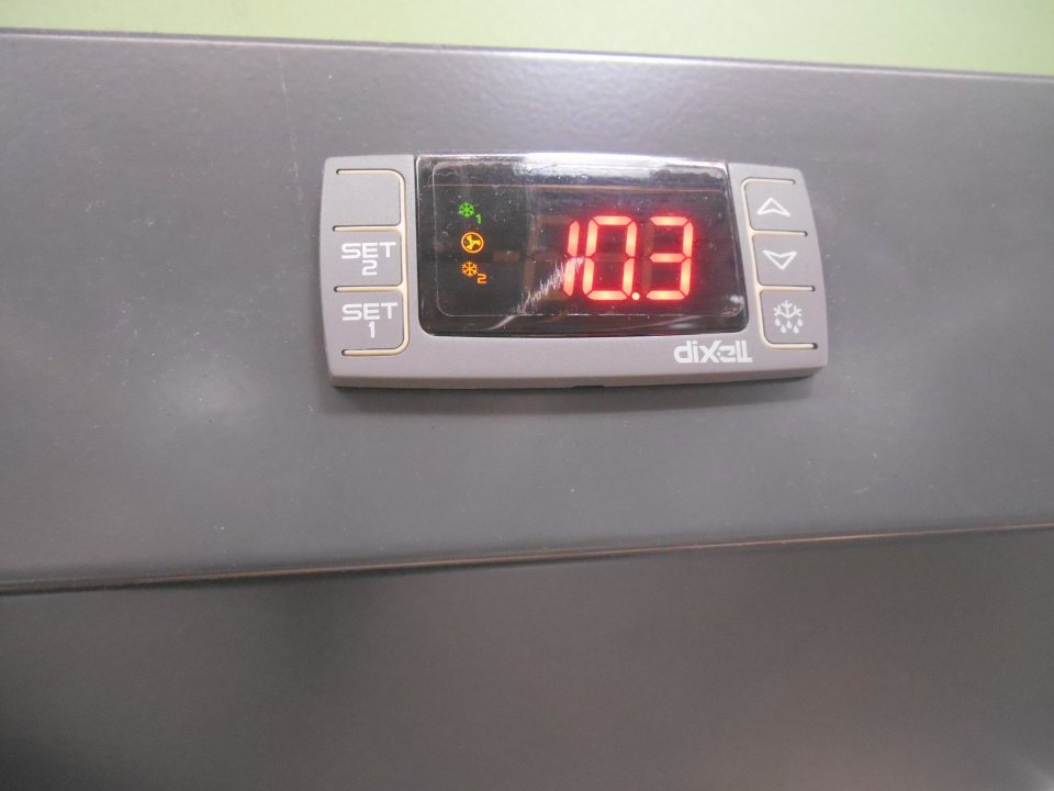 Na displeji chladiarenskej vitríny na uchovávanie bagiet zobrazená teplota v čase 11,26 hod +10,3°C.
