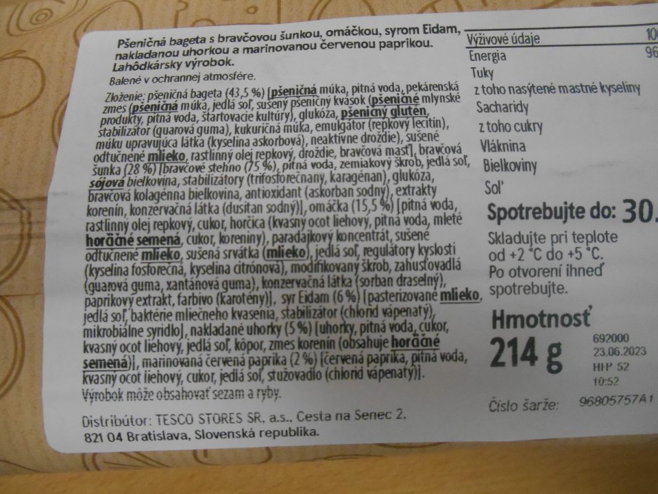 Na etikete výrobku ,,Šunka a syr – pšeničná bageta s bravčovou šunkou, omáčkou, syrom Eidam, nakladanou uhorkou a marinovanou červenou paprikou, lahôdkarsky výrobok 214 g, balené v ochrannej atmosfére“, uvedené skladovacie podmienky ,,Skladujte pri teplote od +2°C do +5°C“.