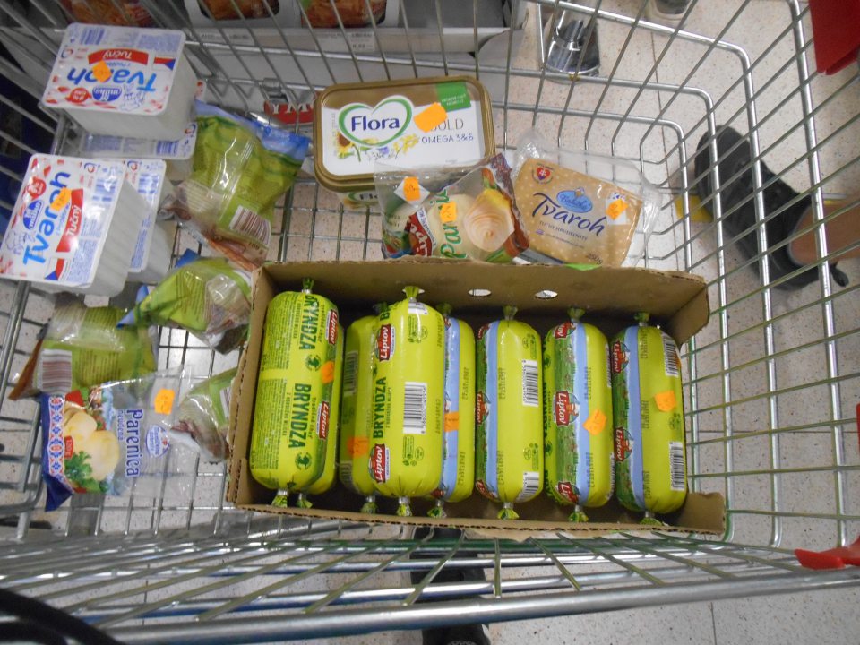 Mliečne výrobky uchovávané v nákupnom košíku mimo chladiarenského zariadenia.
