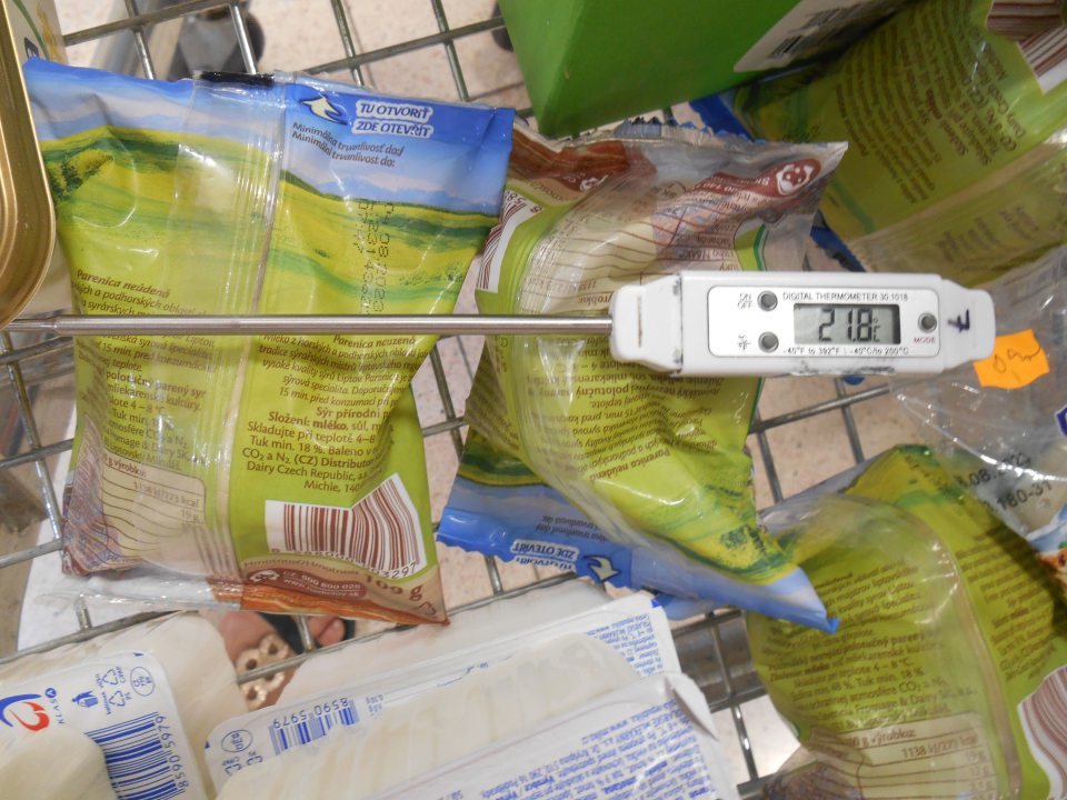 Mliečne výrobky uchovávané v nákupnom košíku mimo chladiarenského zariadenia v čase o 13.54 h pri teplote +21,8°C.
