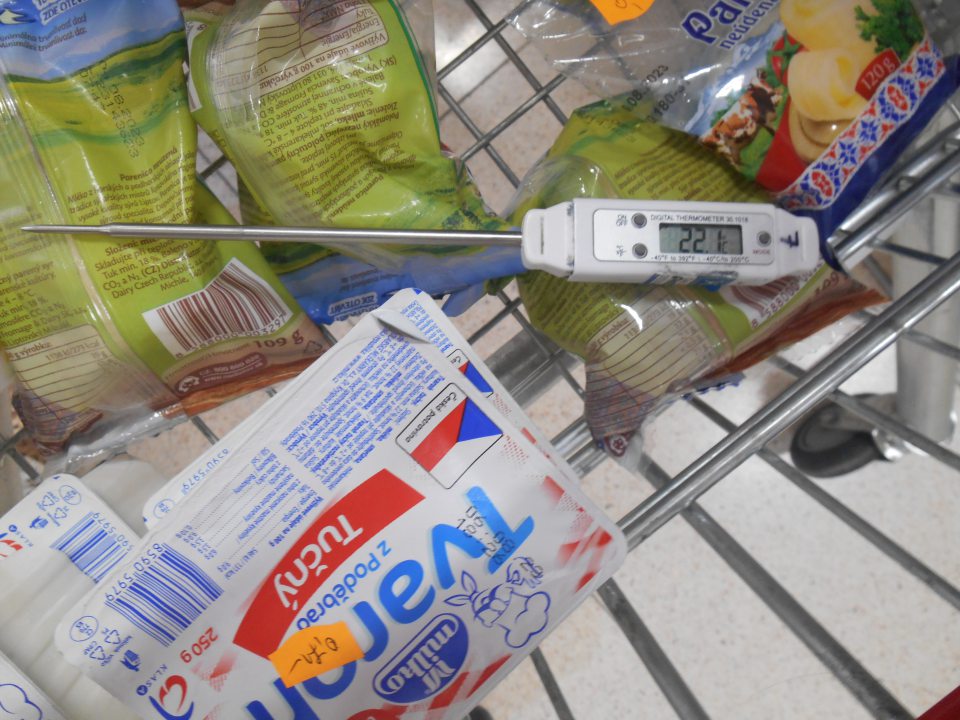 Na obale výrobku „Parenica z horského mlieka“ uvedené: „Skladujte pri teplote 4-8°C“. Na obale výrobku „Tvaroh z Poděbrad tučný“ uvedené „Uchovajte a skladujte pri teplote od +2 do +8°C“. O 14.02 h nameraná teplota +22,1°C.