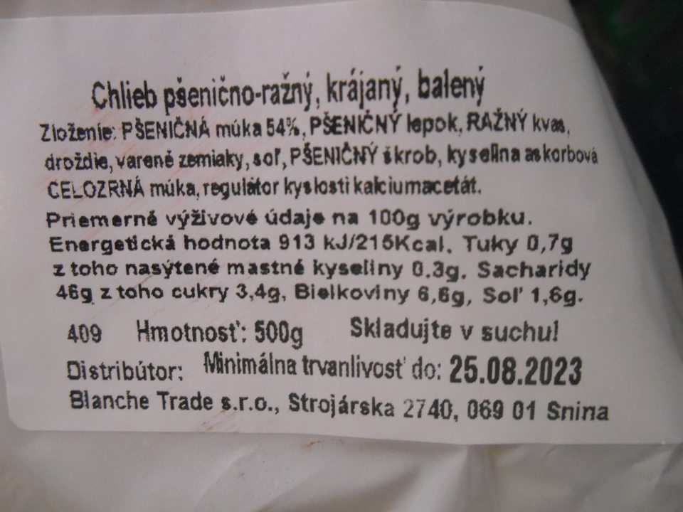 Nedostatok zistený v označení výrobku – Chlieb pšenično-ražný, krájaný, balený 500g – v zozname zložiek nie je percentuálne vyjadrené množstvo ražnej múky, ktorá je uvedená v názve výrobku.