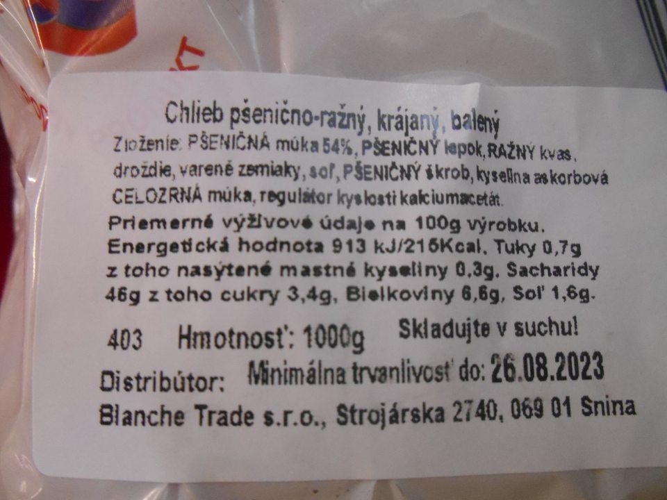 Nedostatok zistený v označení výrobku - Chlieb pšenično-ražný, krájaný, balený 1000g – v zozname zložiek nie je percentuálne vyjadrené množstvo ražnej múky, ktorá je uvedená v názve výrobku.