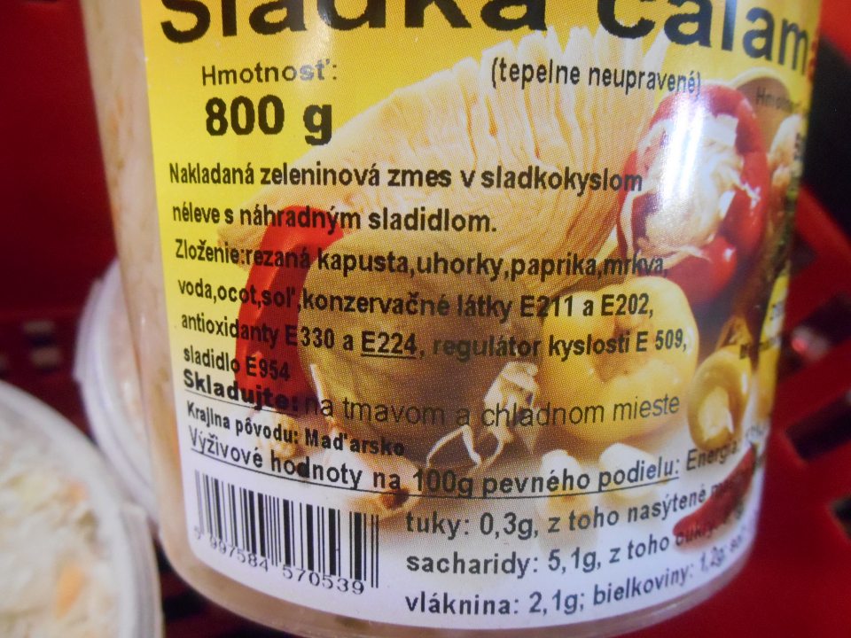 Nedostatok zistený v označení výrobku - Sladká čalamáda 800g  – na etikete výrobku v zložení je prostredníctvom tlače zvýraznená zložka: antioxidant E224 bez presného odkazu na názov látky alebo výrobku spôsobujúceho alergiu alebo neznášanlivosť.