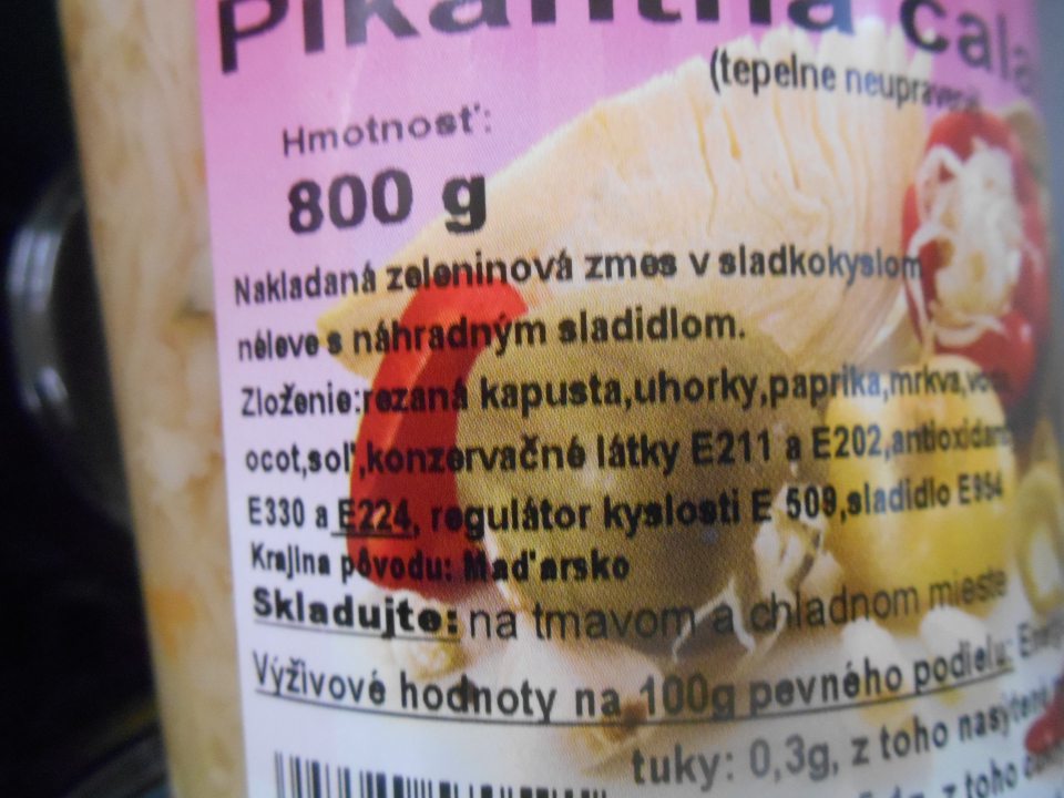 Nedostatok zistený v označení výrobku - Pikantná čalamáda 800g - na etikete výrobku v zložení je prostredníctvom tlače zvýraznená zložka: antioxidant E224 bez presného odkazu na názov látky alebo výrobku spôsobujúceho alergiu alebo neznášanlivosť.