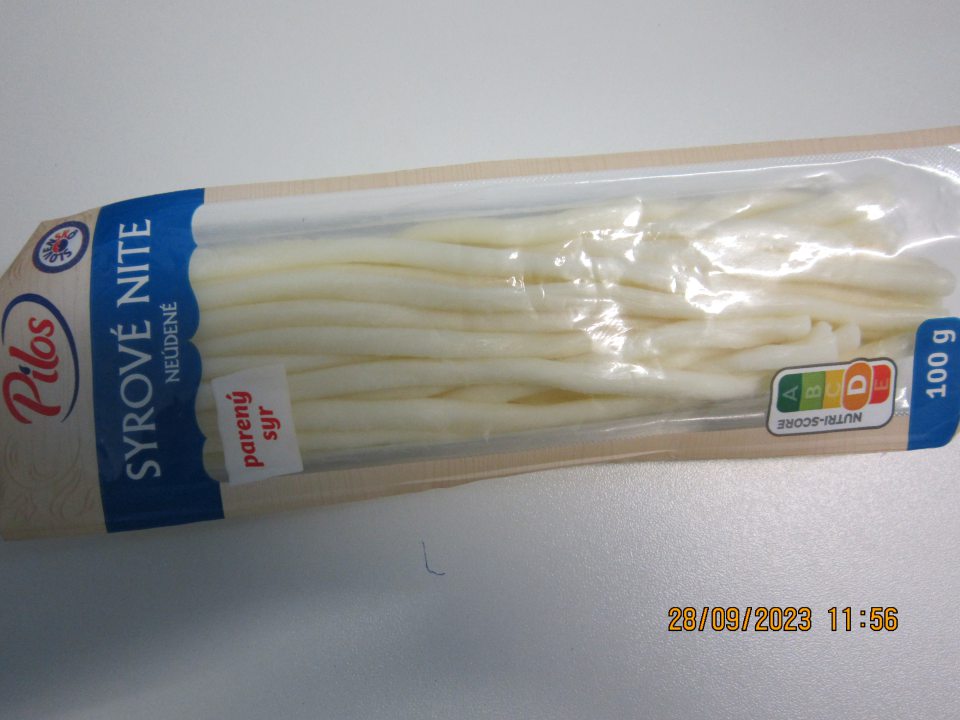 Mliečny výrobok s nesprávnym označením - v označení chýba povinný údaj – meno alebo obchodné meno a adresa prevádzkovateľa potravinárskeho podniku, pod ktorým sa potravina umiestňuje na trh: SLOVENSKÔ Pilos Syrové nite neúdené, 100g, polomäkký nezrejúci, polotučný, parený syr, balené v ochrannej atmosfére. 