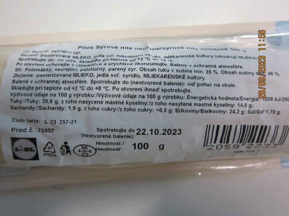 Mliečny výrobok s nesprávnym označením - v označení chýba povinný údaj – meno alebo obchodné meno a adresa prevádzkovateľa potravinárskeho podniku, pod ktorým sa potravina umiestňuje na trh: SLOVENSKÔ Pilos Syrové nite neúdené, 100g, polomäkký nezrejúci, polotučný, parený syr, balené v ochrannej atmosfére. 