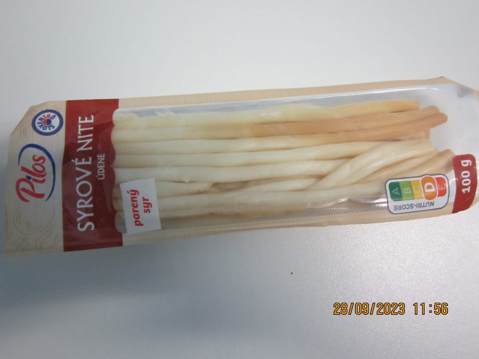 Mliečny výrobok s nesprávnym označením - v označení chýba povinný údaj – meno alebo obchodné meno a adresa prevádzkovateľa potravinárskeho podniku, pod ktorým sa potravina umiestňuje na trh: SLOVENSKÔ Pilos Syrové nite údené, 100g, polomäkký nezrejúci, polotučný, parený údený syr, balené v ochrannej atmosfére.