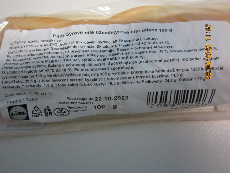 Mliečny výrobok s nesprávnym označením - v označení chýba povinný údaj – meno alebo obchodné meno a adresa prevádzkovateľa potravinárskeho podniku, pod ktorým sa potravina umiestňuje na trh: SLOVENSKÔ Pilos Syrové nite údené, 100g, polomäkký nezrejúci, polotučný, parený údený syr, balené v ochrannej atmosfére.