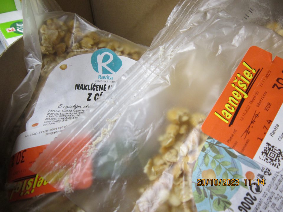 Vývojové štádia mole potravinovej (zámotky) na obale potraviny: „Naklíčené lupienky z cíceru“ 200g.