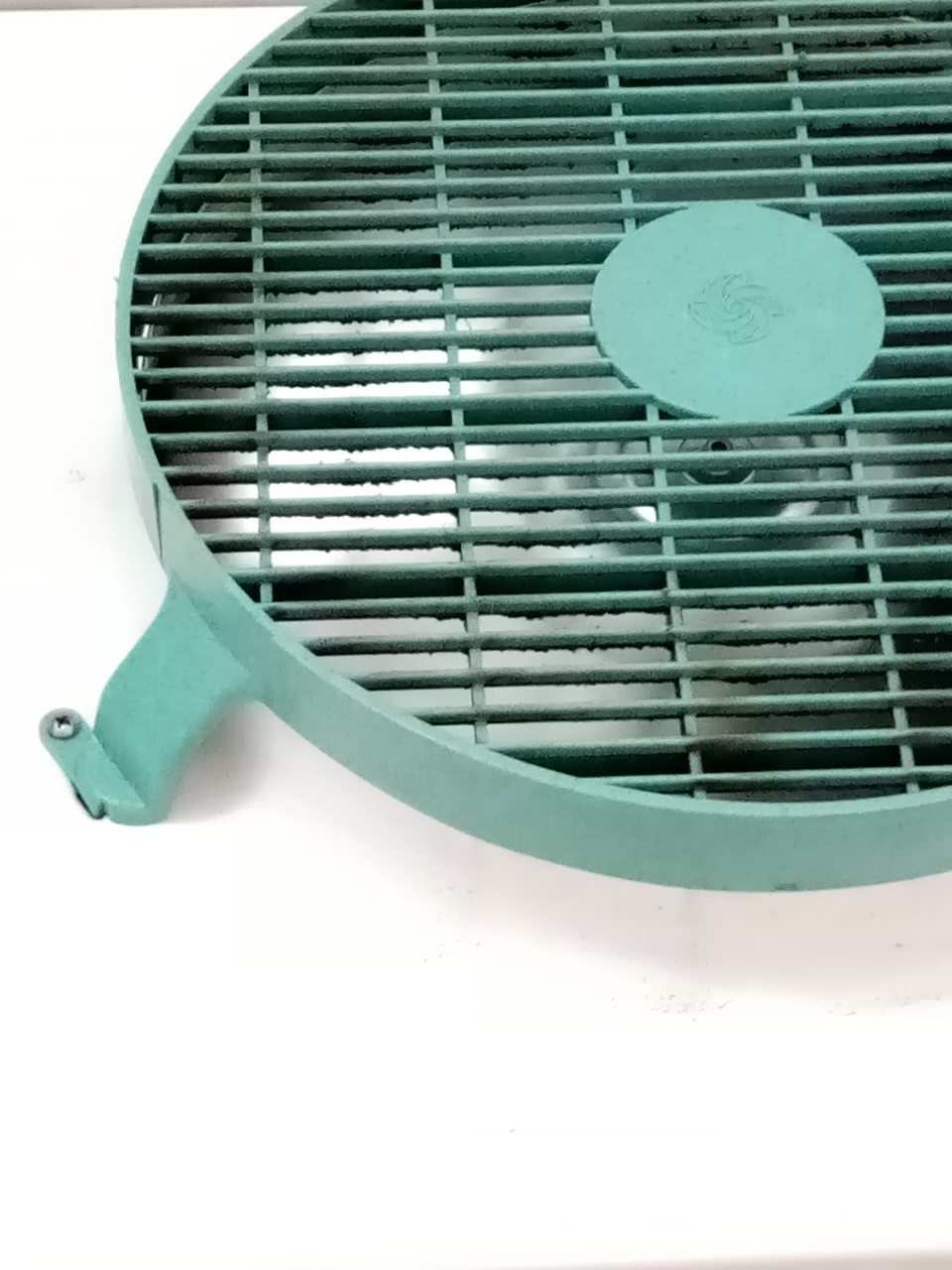 Zázemie prevádzky: znečistené ventilátory čiernymi nečistotami v chladiacom boxe na mäsové výrobky a v chladiacom boxe na čerstvé mäso.