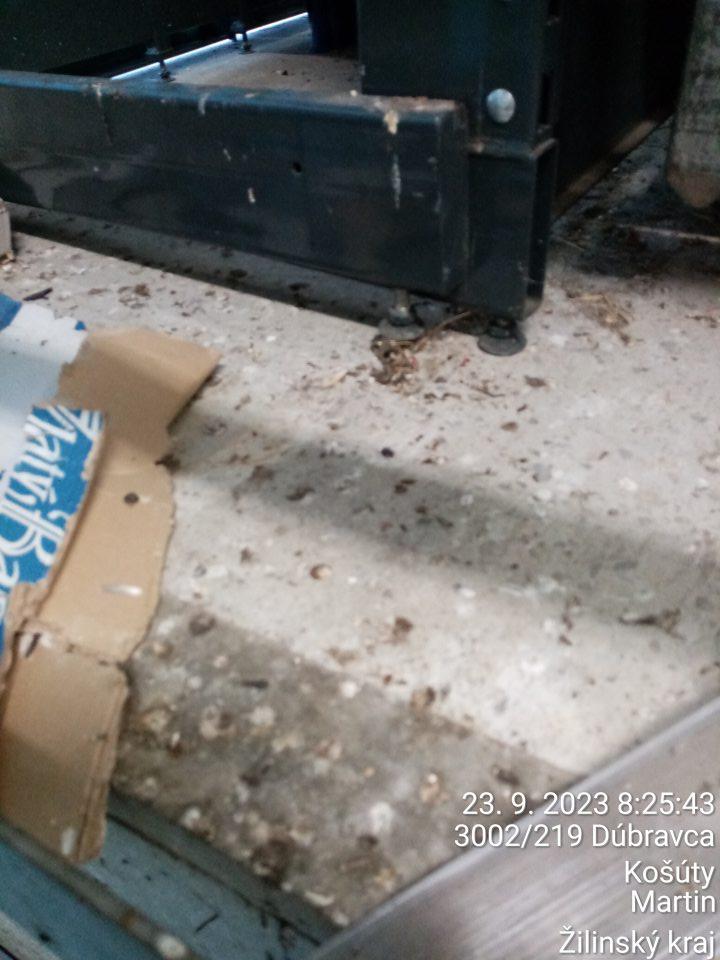 Zázemie prevádzky: exkrementy hlodavcov a vtákov v samostatnej stavebne oddelenej časti určenej na príjem tovaru.