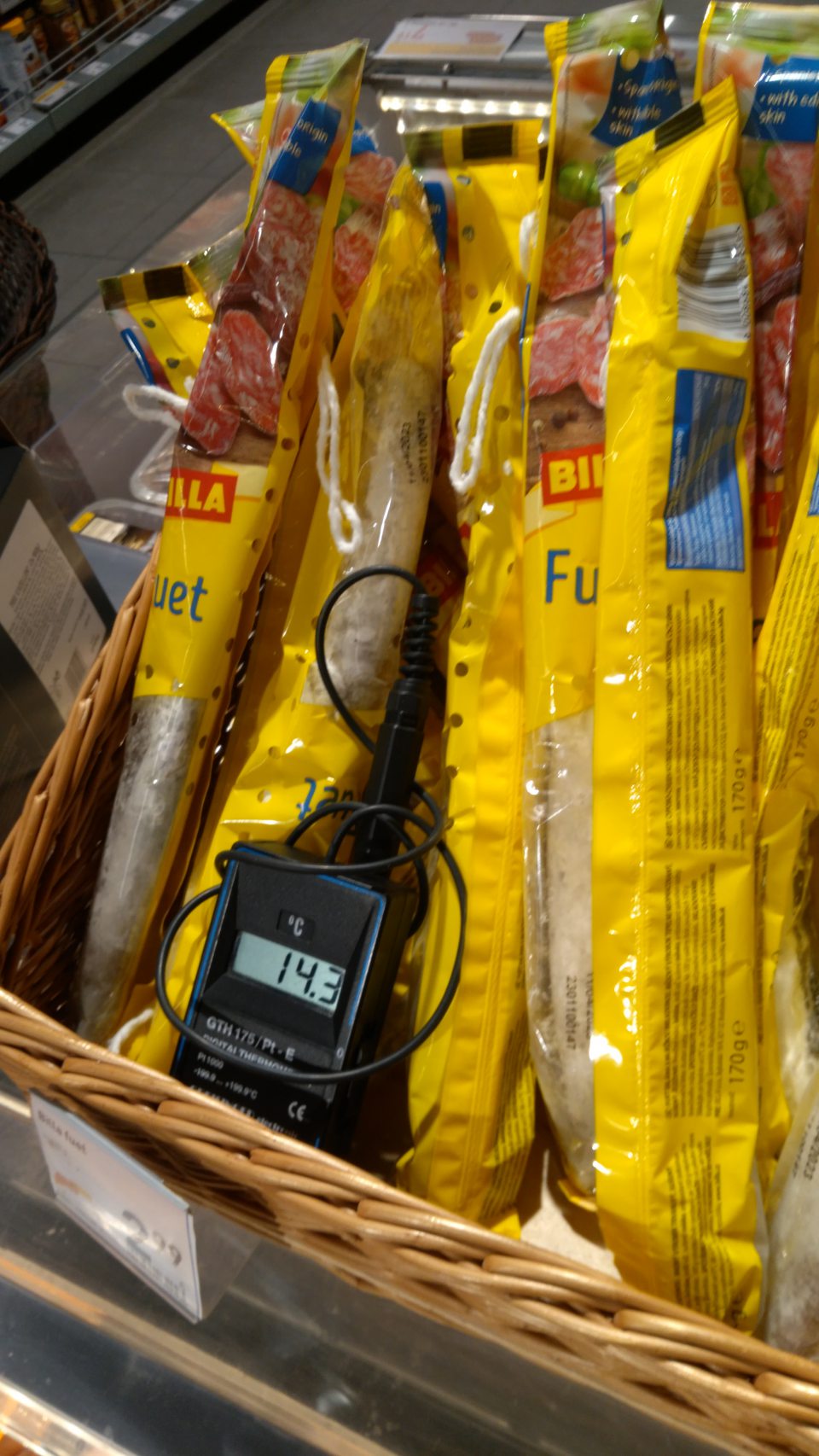 Billa Fuet saláma s mliečnou bielkovinou, mäsový výrobok tepelne neopracovaný, sušený 170g, DS:11/04/2023, na etikete uvedené: Skladovanie od 0°C do +7 °C uchovávané na predajnej ploche mimo chladiacej vitríny pri teplote prostredia predajne +14,3°C.