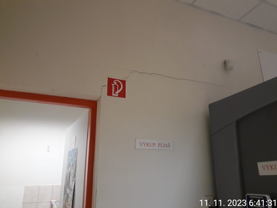 porušená celistvosť steny v predajni