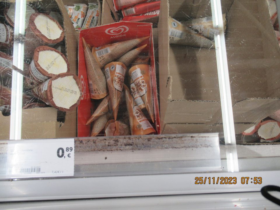 Nevyhovujúci hygienický stav líšt na mraziacich zariadeniach v predajni - výskyt zvyškov potravín - omrvinky z pekárskych výrobkov, mechanických nečistôt.