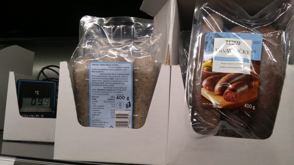 V chladiacom zariadení na uchovávanie mäsových výrobkov nedodržané teplotné podmienky skladovania pri mäsovom výrobku TESCO KRVAVNIČKY, varený mäsový výrobok, Distribútor: TESCO STORES SR, a.s., Cesta na Senec 2, 821 24 Bratislava, SK 6061 ES, Minimálna trvanlivosť do: 20.02.2023, na etikete výrobku uvedené: Skladujte pri teplote od +0°C až + 4°C. Spotrebujte do: 20.02.2023. V chladiacom zariadení nameraná teplota: +9,9 °C o 7:15 hod.