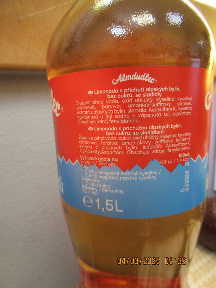 Almdudler Bez cukru 1,5l, Limonáda s príchuťou alpských bylín, bez cukru, so sladidlami. DMT: 07.23, šarža 22511442, Výrobca: Almdudler-Limonade, A.&S.Klein GmbH &CoKG, Grinzinger Allee, 1190 Wien, Rakúsko. Zloženie: pitná voda, cukor, oxid uhličitý, kyselina: kyselina citrónová, farbivo: amoniakový sulfitový karamel, extrakt z alpských bylín, sladidlá: Acetasulfám-K, Cyklamáty, Aspartám. Obsahuje zdroje fenylalanínu. Výrobca uvádza na obale výrobku, že jedná o výrobok BEZ CUKRU, pričom v zložení je uvedený ako jedna z hlavných zložiek CUKOR.