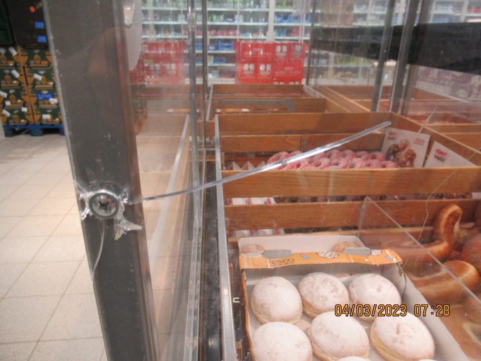Prasknutá bočná stena technického zariadenia na predajnej ploche slúžiaceho na uchovávanie nebalených rozmrazovaných pekárskych výrobkov.