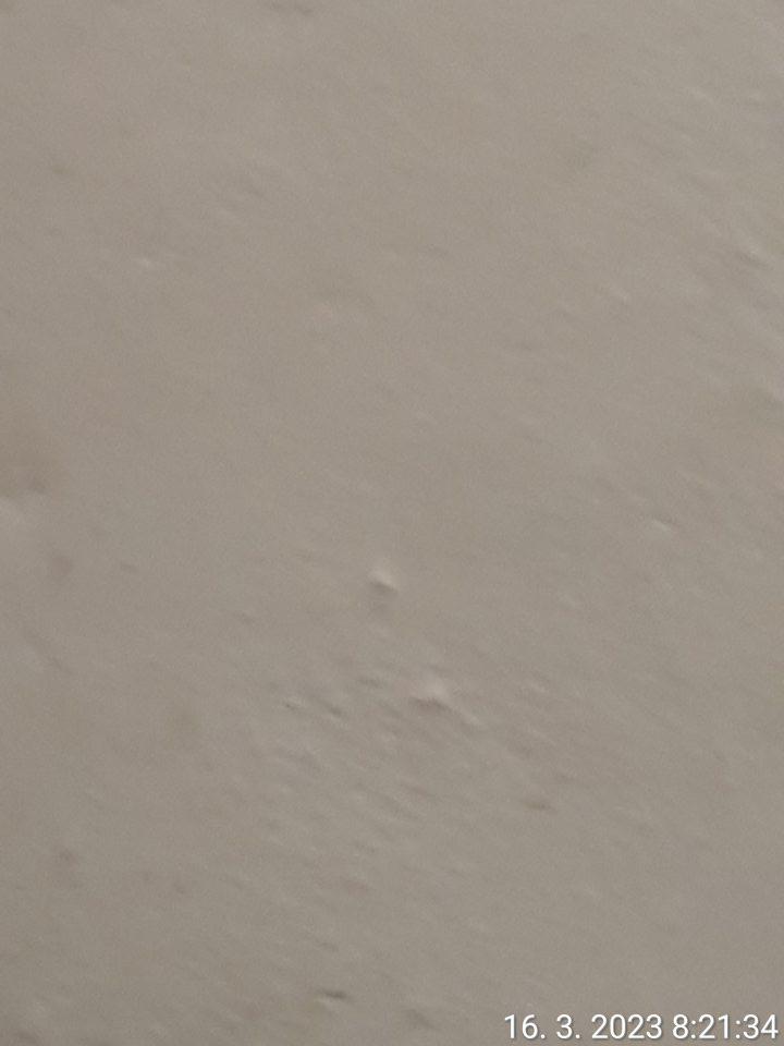 Poškodená a znečistená stena