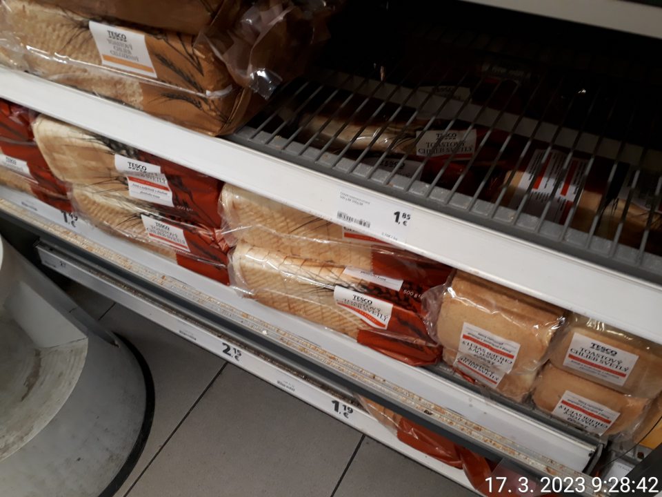 nevyhovujúci stav regálov slúžiacich na uchovávanie pekárskych výrobkov